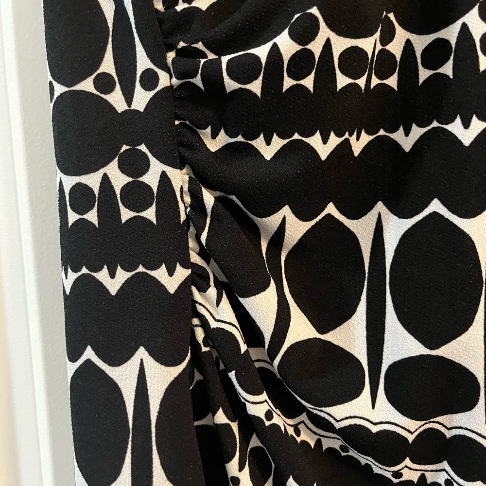 Ann Taylor size M black and white cow neck top. Flattering sides - Picture 4 of 5